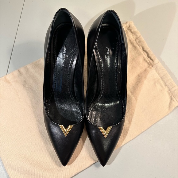 Authentic Louis Vuitton Black Calfskin Leather Heartbreaker Pointed Toe Pumps 36 - Picture 2 of 15